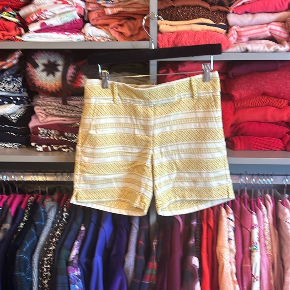 Loft Riviera 6” yellow/white patterned shorts size 00 (fits like 0-2)​ low rise